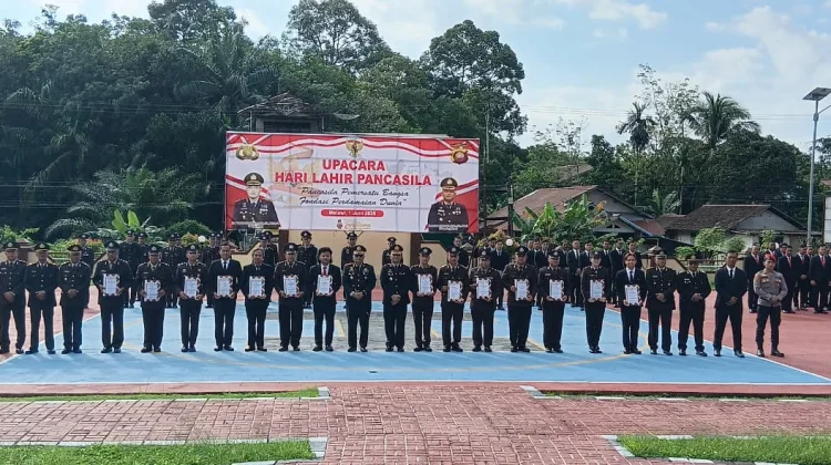 Kapolres Melawi Beri Penghargaan kepada 15 Personel atas Dedikasi dan Loyalitas