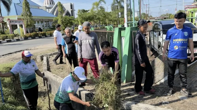 Peringati Hari Lingkungan Hidup Sedunia, Kemenag Sintang Gelar Kerja Bakti