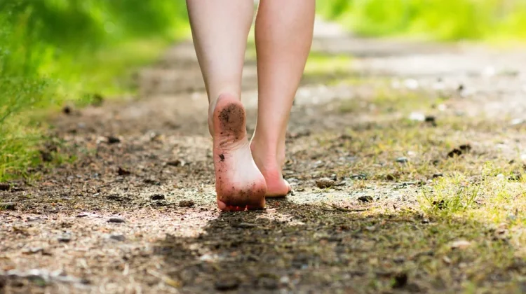 Manfaat Berjalan tanpa Alas Kaki dan Tips Mencobanya