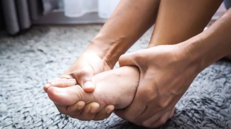 Tips dan cara melakukan pijat kaki sendiri di rumah