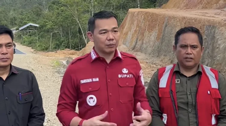 8 Ruas Jalan Buak Mau - Riam Mengelai Kabupaten Kapuas Hulu Diresmikan