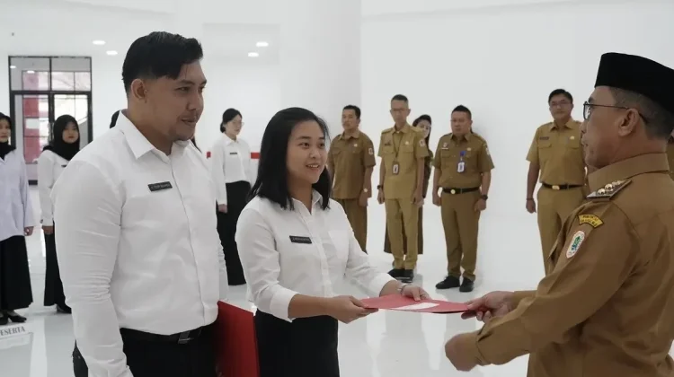 16 Tenaga Medis Kapuas Hulu Terima SK Perjanjian Kerja Penugasan