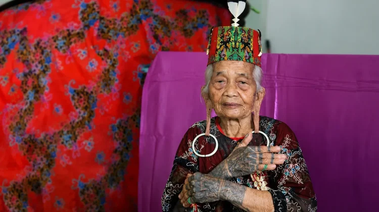 Rahasia di Balik Tradisi Telinga Panjang yang Menjadi Ikon Budaya Dayak