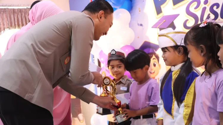 TK Kemala Bhayangkari 06 Sekadau Adakan Pelepasan Siswa-Siswi
