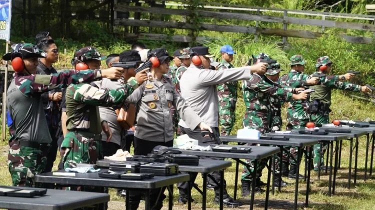 Polres Kapuas Hulu Menggelar Latihan Menembak Sambut Hari Bhayangkara ke-80