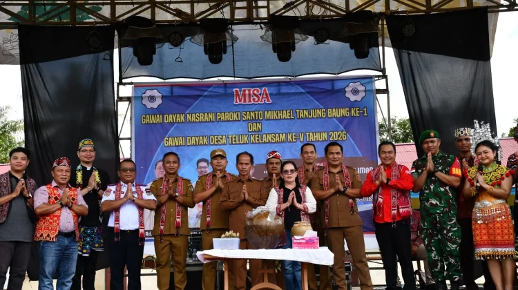 Desa Teluk Kelansam Sintang Menggelar Gawai Dayak