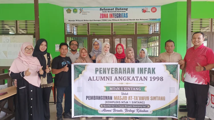 Alumni MTsN Sintang Salurkan Donasi