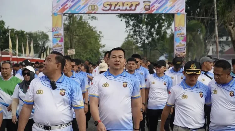 Bupati Kapuas Hulu Mengikuti Jalan Sehat Memperingati HUT Bhayangkara ke-80