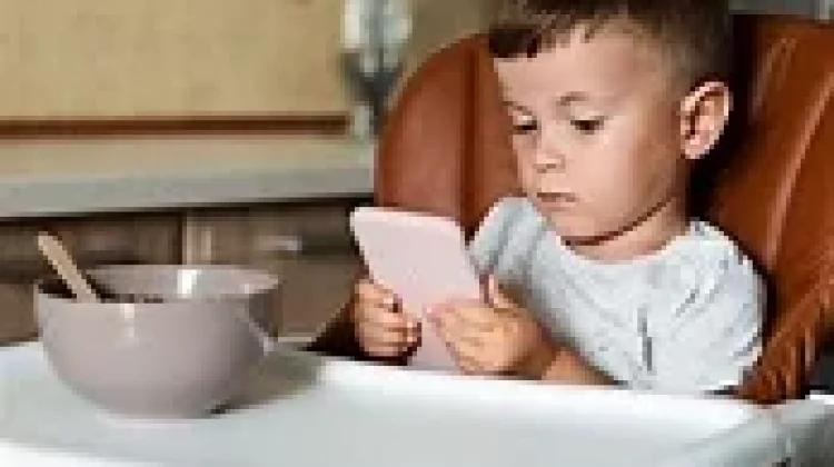 Dampak Bagi Anak yang Terbiasa Makan Sambil Main HP
