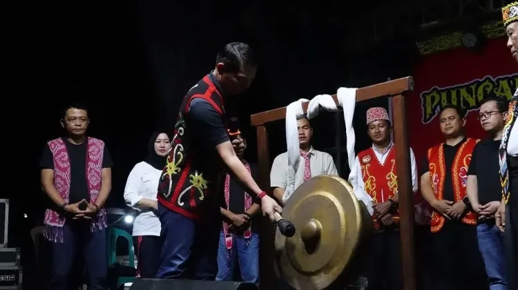 Bupati Kapuas Hulu Menutup Gawai Dayak Entibab Ningkau Kandau Bedangkan