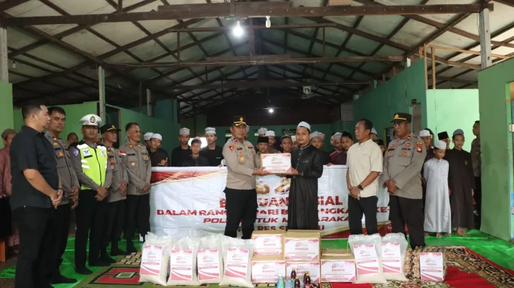 Polres Sekadau Salurkan Bantuan Paket Sembako pada Santri di Pondok Pesantren