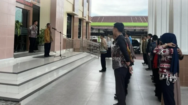 Evaluasi Kinerja Sepekan, Panitera PA Sintang Dorong Aparatur Terus Belajar