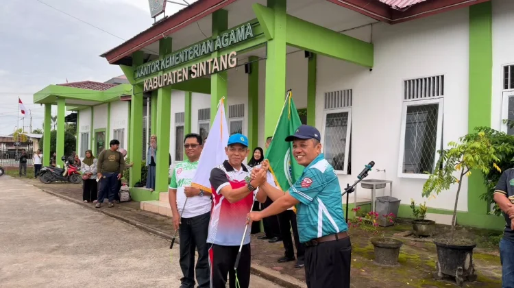 Kontingen Olahraga Madrasah Sintang Dilepas
