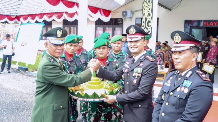 Simbol Sinergitas, Polres Sekadau Dapatkan Tumpeng Dari Jajaran Kodim 1204