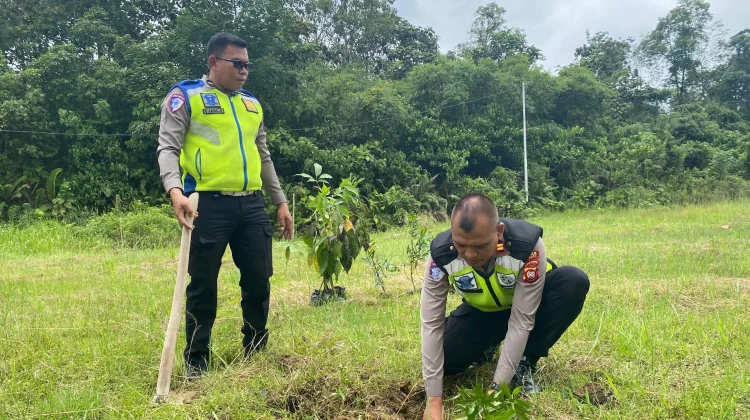 Peringati Hari Bhayangkara ke-80, Polres Sekadau Lakukan Penghijauan