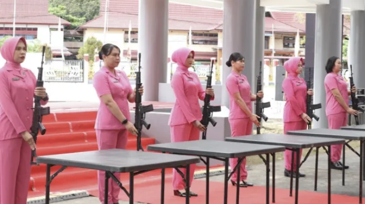Atraksi Bongkar Pasang Senjata Bhayangkari Kapuas Hulu Mencuri Perhatian