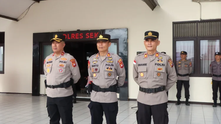Puluhan Personel Bintara Polres Sekadau Menerima Kenaikan Pangkat