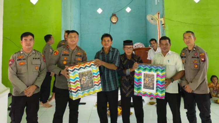 Polres Sekadau Berikan Santunan Kepada Anak Yatim dan Lansia