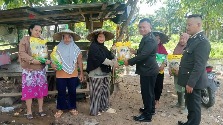 Polres Sekadau Serahkan Bantuan Beras