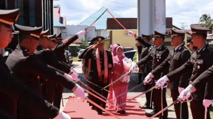 Tradisi Pedang Pora Iringi Purna Tugas Tiga Personel Polres Kapuas Hulu