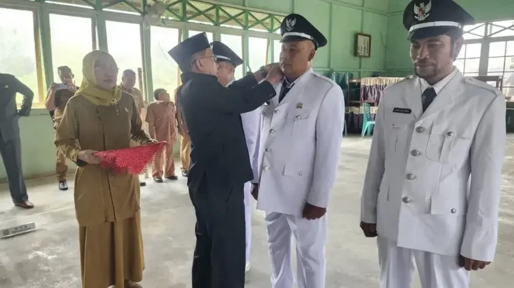 Wakil Bupati Kapuas Hulu Lantik Kepala Desa Antar Waktu