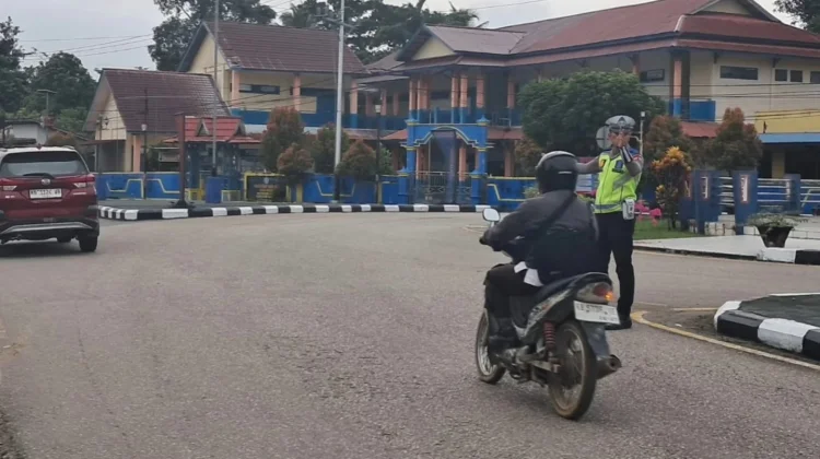 Polres Sekadau Sampaikan Cara Penggunaan Helm yang Benar