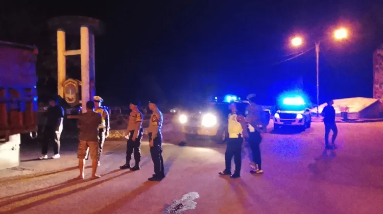 Polres Sekadau Berikan Teguran Humanis Kepada Pengendara Salah Jalur