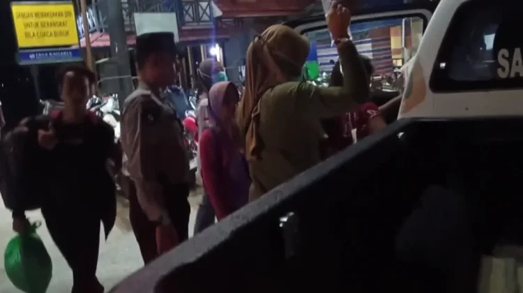 Polres Sekadau Bantu Evakuasi Warga ke Rumah Sakit
