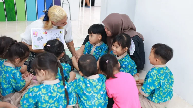 Tahun Ajaran Baru di Sintang,Orang Tua Lengkapi Perlengkapan Sekolah Anak