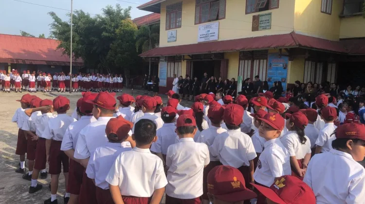 Orang Tua Antusias Dampingi Anak Dihari Pertama MPLS SD Panca Setya 2 Sintang