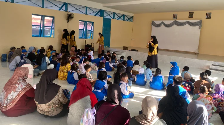 Hari Pertama TK Negeri 1 Sintang, Siswa Baru Ikuti Arahan Guru di Aula