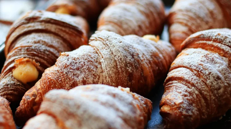 Sensasi Baru Kuliner Fusion: Croissant Rasa Klepon Pandan