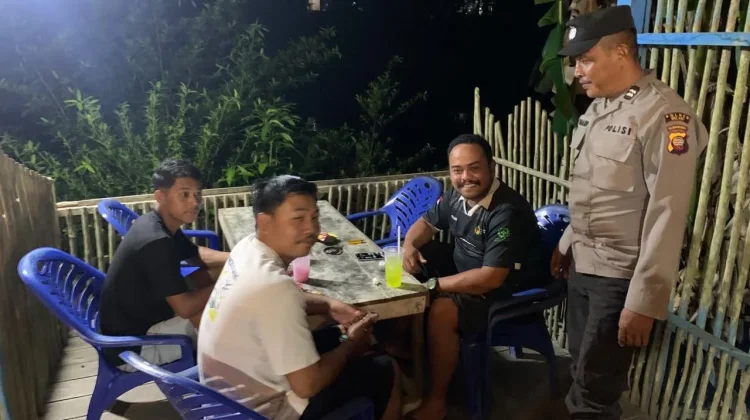Patroli Malam, Polsek Sayan Sapa Warga dan Sampaikan Pesan Kamtibmas