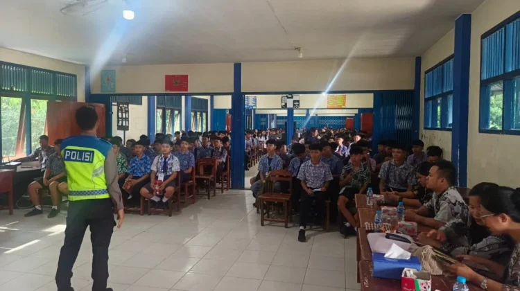 Polres Sekadau Bekali Pelajar SMK Keling Kumang Lawan Judi Online