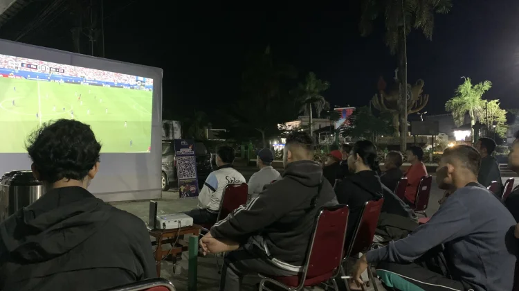 Nobar Laga Seru Prancis vs Inggris di Media Center Korem 121/ABW
