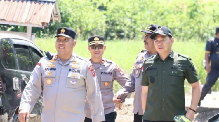 Bupati Kapuas Hulu Pantau Pelaksanaan Pilkades Serentak di TPS