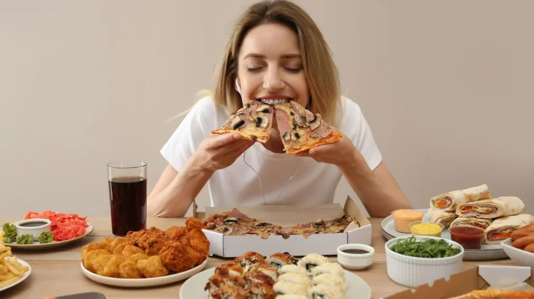 Cara Sehat Mengendalikan Keinginan Makan Berlebih saat Menstruasi