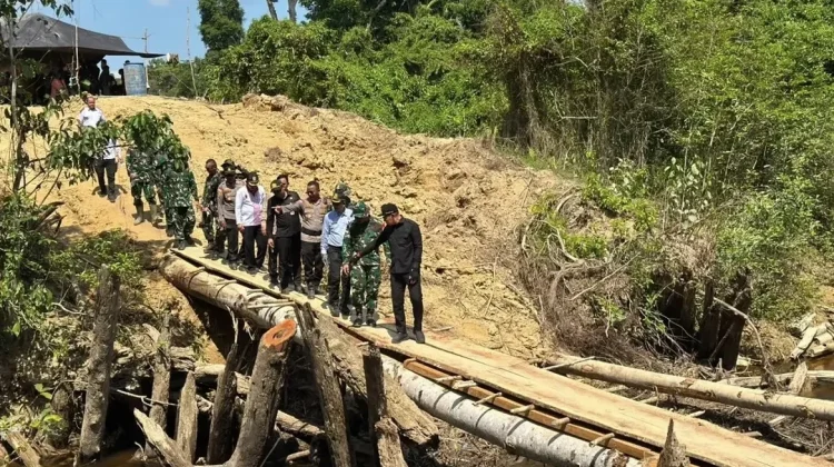 TMMD Bangun Jalan, Bupati Kapuas Hulu Harap Aktivitas Masyarakat Lebih Lancar
