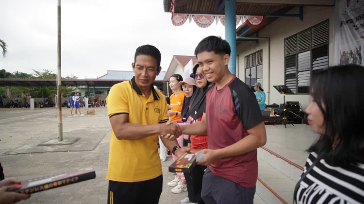 Jalan Sehat Hari Anak Nasional, Polres Sekadau Berikan Pengamana
