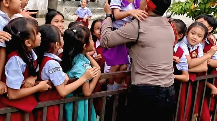 DiBalik Pengamanan Pekan Gawai Dayak XV Sekadau, Ada Keakraban Polisi dan Anak-anak