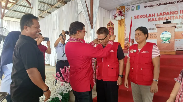 Memperkuat Literasi Iklim Petani Jadi Fokus Sekolah Lapang Iklim Sintang
