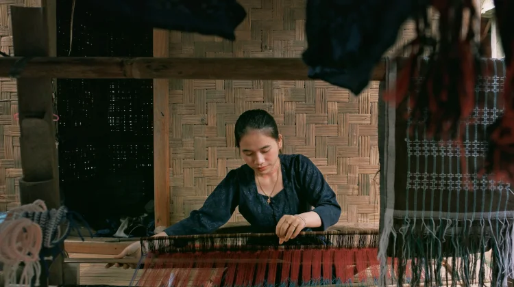 Tenun Ikat Kalimantan untuk OOTD Gen Z, Tradisional yang Tetap Kekinian