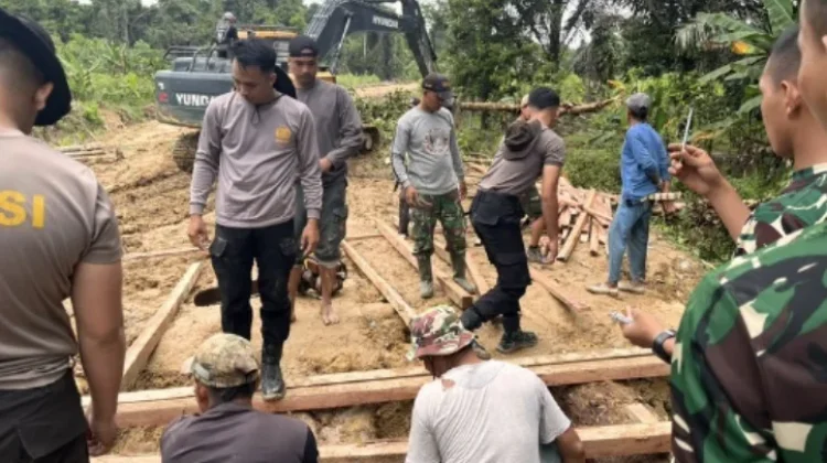 Personil Polres Kapuas Hulu Gotong Royong Bantu Pembangunan Jembatan TMMD 1206