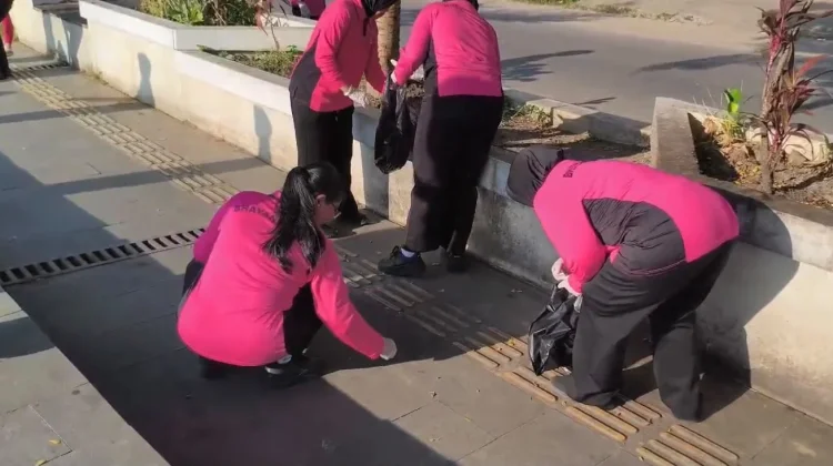 Bhayangkari Ranting Sintang Kota Gandeng Bowara Bersihkan Waterfront