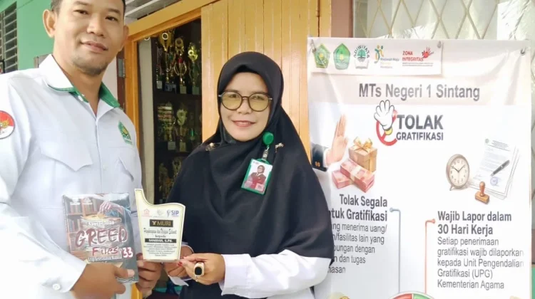 Guru MTs Negeri 1 Sintang Raih Penghargaan MURI dan KPK lewat Cerpen Antikorupsi