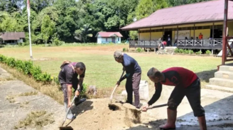 Polsek Embaloh Hulu Gotong Royong Bangun Jembatan di SDN 05 Pinjawan