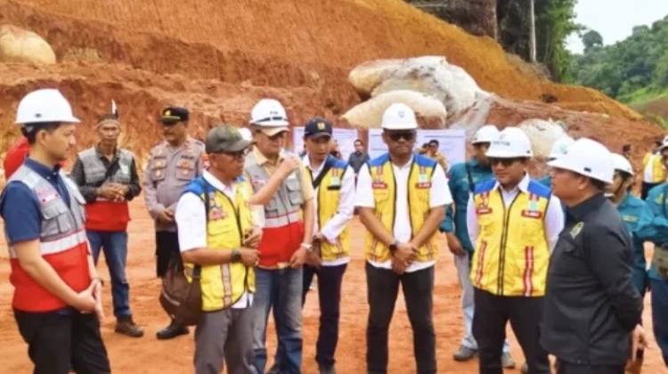 Polsek Putussibau Selatan Lakukan Pengamanan Kunjungan Ketua Komisi V DPR RI