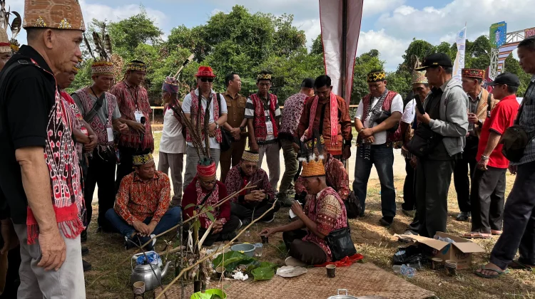Prosesi Ritual Adat Awali PGD Ke-XIII  di Sintang