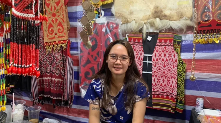 Gawai Dayak Sintang Bawa Berkah bagi Pedagang Pernak-pernik Adat Dayak