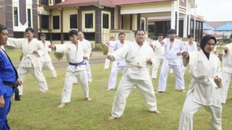 Puluhan Personel Polres Kapuas Hulu mengikuti Ujaian Bela Diri